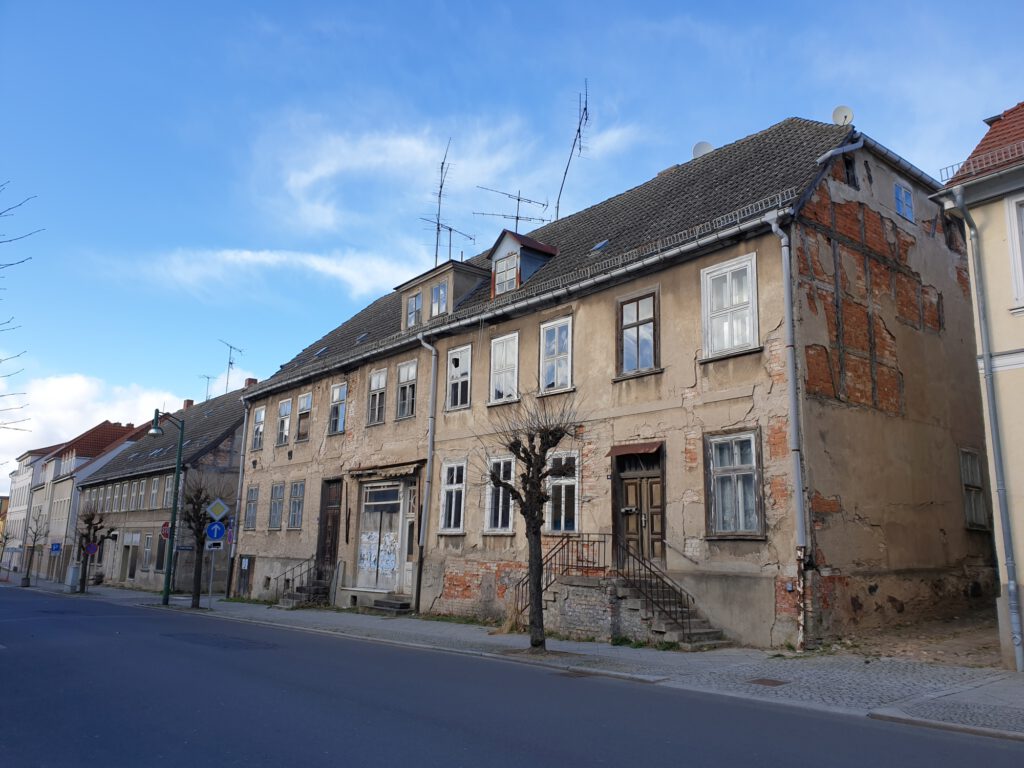 Straßensicht der unsanierten Zierker Straße 58
